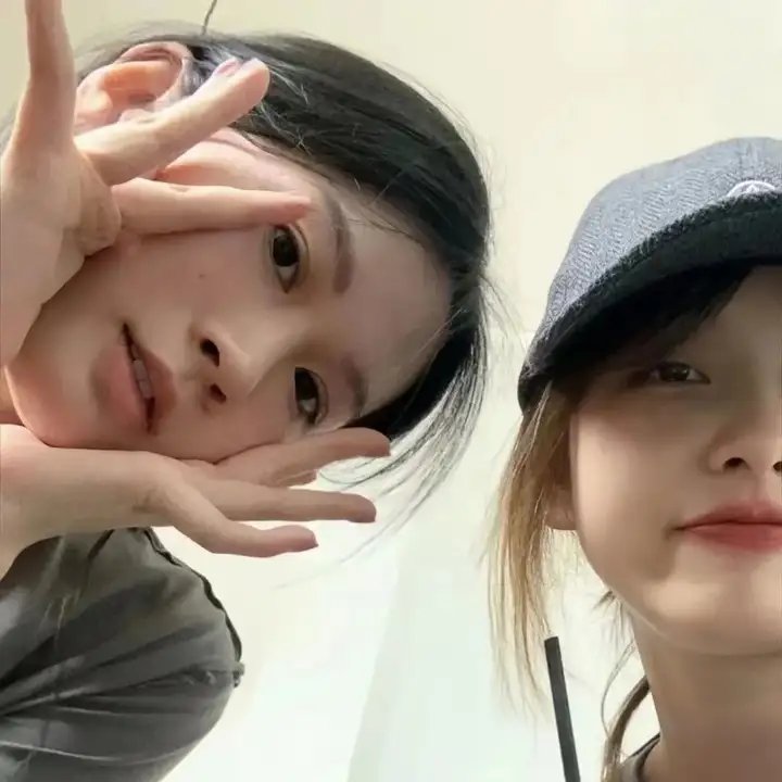 戴流苏耳环的少女